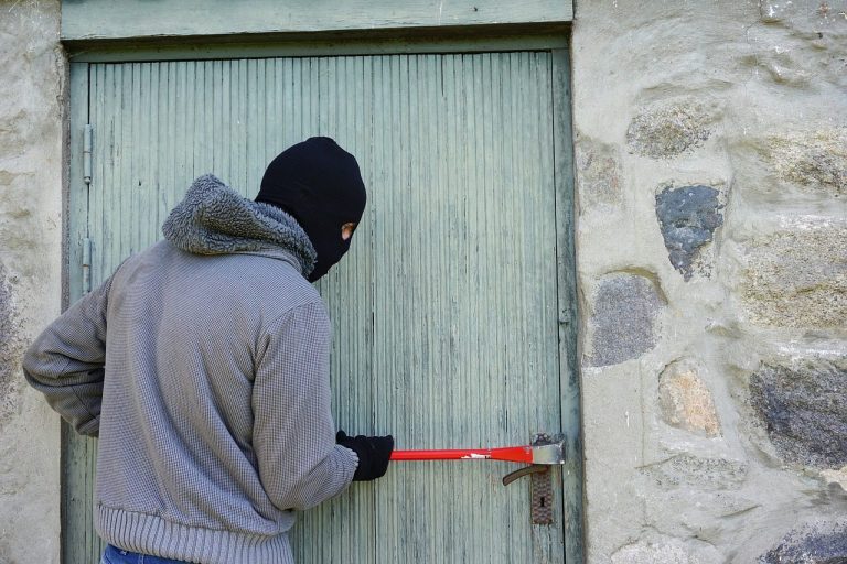 un cambriolage par une porte